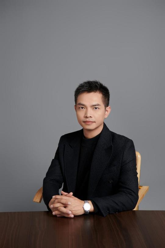 闭坤鉴
